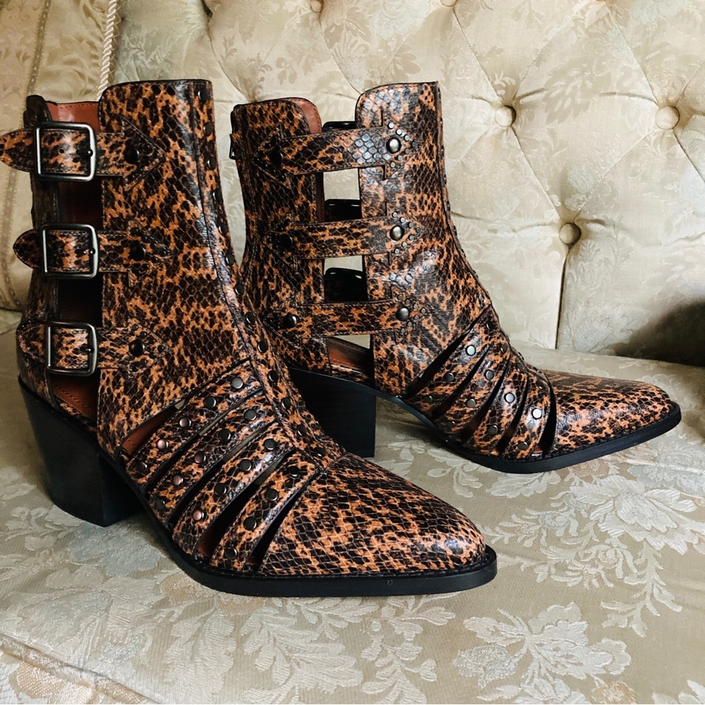 COACH EUC 8.5 Phoebe snakeskin chelsea western heel boots pointed rivets…